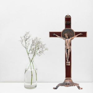 Crucifijo de San Benito Pedestal 11"