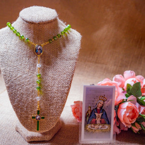 Rosario con la imagen de Nuestra Señora de Altagracia