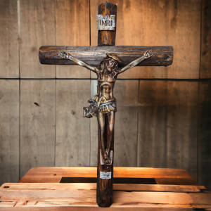 Jesús en la Cruz, en Madera 15"